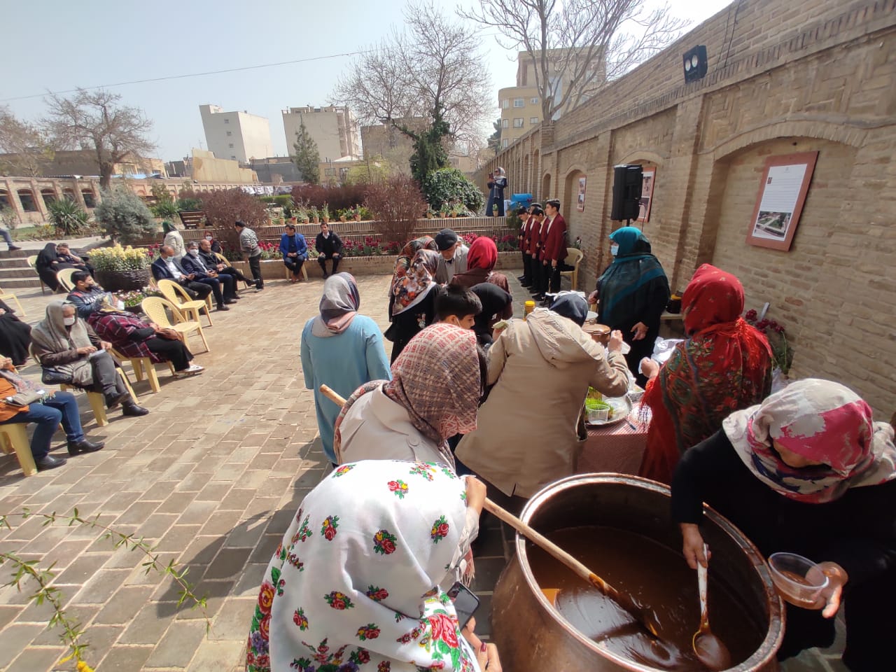 مراسم آیینی پخت سمنو در خانه ملک مشهد برگزار شد